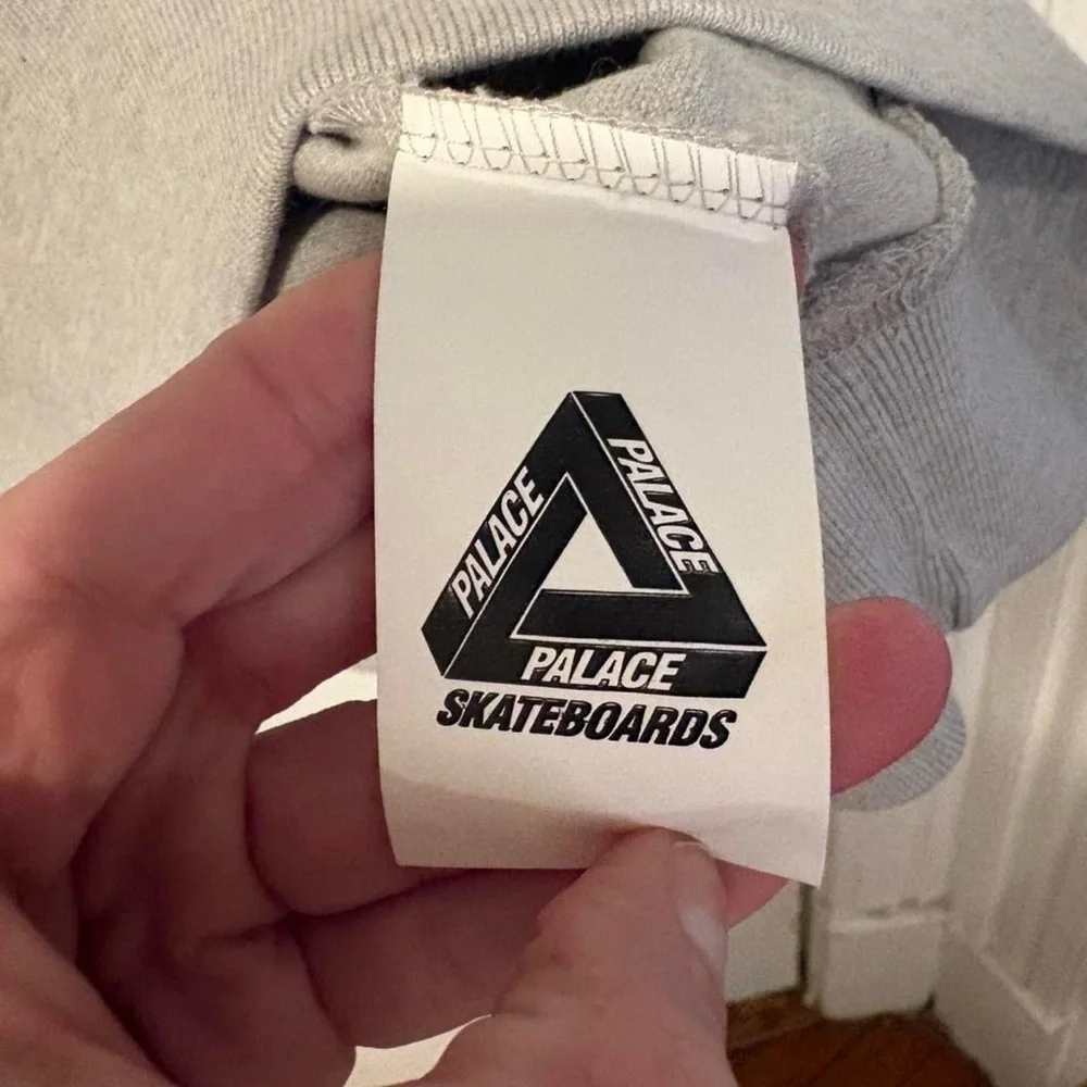 PALACE Gray Crewneck Sweater with Pink and‎ Blue Design